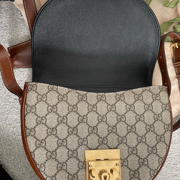 Gucci Padlock Saddle Crossbody - Picture 12 of 16